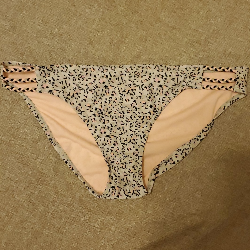 Leplopard print bikini bottoms